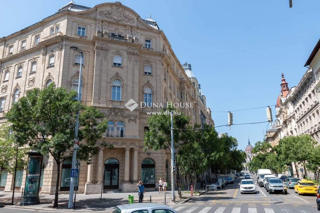 1054 Budapest 5. kerület , Alkotmány utcában br.158 m2-es, nagy belmagasságú,több lakássá osztható — 1/17