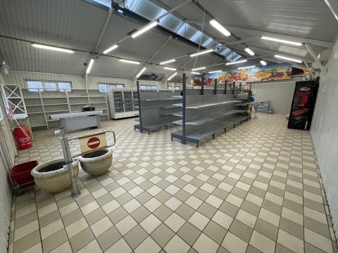 Eladó Üzlethelyiség 5430 Tiszaföldvár , Központi helyen, működő üzlethelyiség eladó