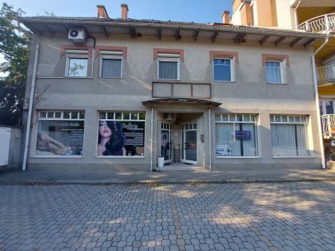 Kiadó Üzlethelyiség 5000 Szolnok , Szántó krt