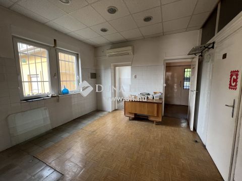 Eladó Üzlethelyiség, Baranya megye, Pécs - Komlói úton eladó üzlethelyiség