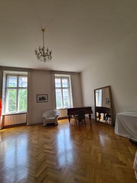 Eladó Lakás 1055 Budapest 5. kerület , Alkotmány utcához közel, privát lépcsőházból nyíló lakás