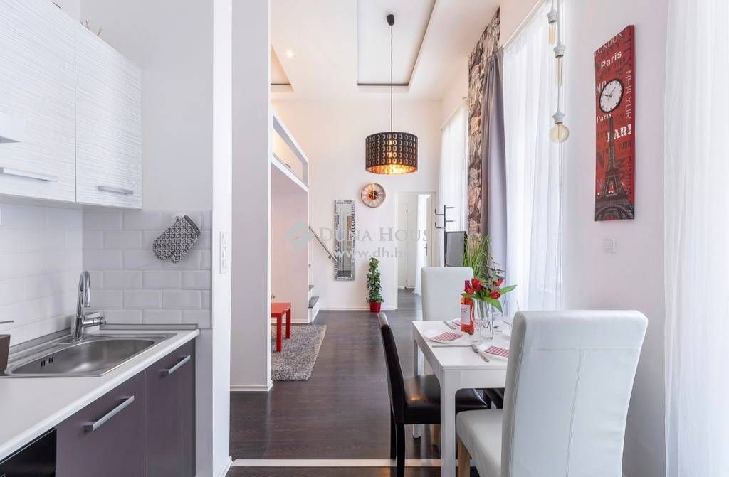 1075 Budapest 7. kerület , Király utcában 42 m2-es +10 m2 -es galériás gyönyörűen berendezett, világos 1. emeleti 2 szobás laká — 1/24
