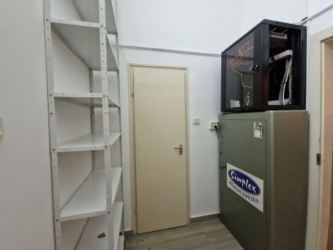 Kiadó Iroda 6000 Kecskemét Kiadó belvárosi 120nm-es iroda / üzlethelyiség, 3 részre osztható.