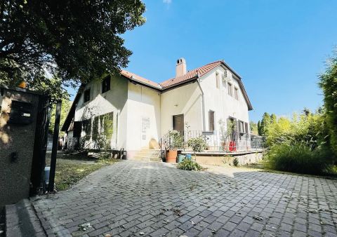Eladó Ház 8800 Nagykanizsa , Nagykanizsa városának egyik legfrekventáltabb környékén, gyönyörű kétszintes családi ház eladó! 