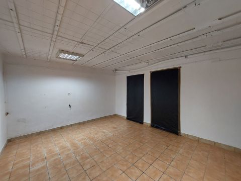 Kiadó Üzlethelyiség 8145 Nádasdladány 100 m2-es üzlethelyiség a központban