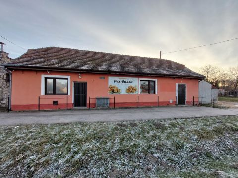 Kiadó Üzlethelyiség 8145 Nádasdladány , 100 m2-es üzlethelyiség a központban