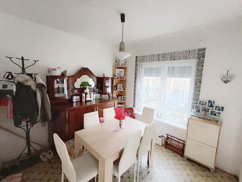 Eladó Ház 7200 Dombóvár , Városközponthoz közel, frekventált helyen