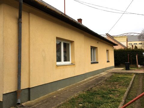 Eladó Ház 8200 Veszprém , a belvároshoz közel, az Újtelepen