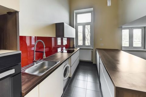 Eladó Lakás 1086 Budapest 8. kerület , Teleki tér mellett teljeskörűen felújított nappali + hálós emeleti lakás