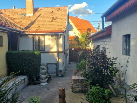 Eladó Lakás 1221 Budapest 22. kerület , Csendes, rendezett utcában kis kerttel rendelkező lakás eladó