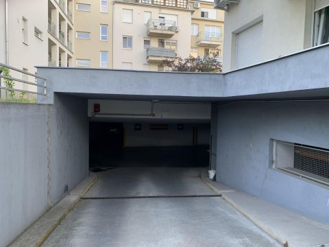 Eladó Parkoló 6000 Kecskemét Balaton lakópark mélygarázsában 3 oldalról zárt parkolóhely