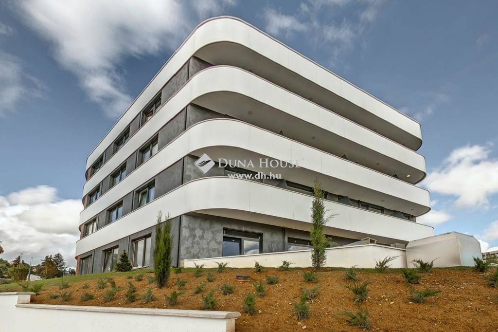 7624 Pécs , Mecsekoldal egyetemek közeli részén 75 nm-es ingatlan egyedi igények szerint — 1/3