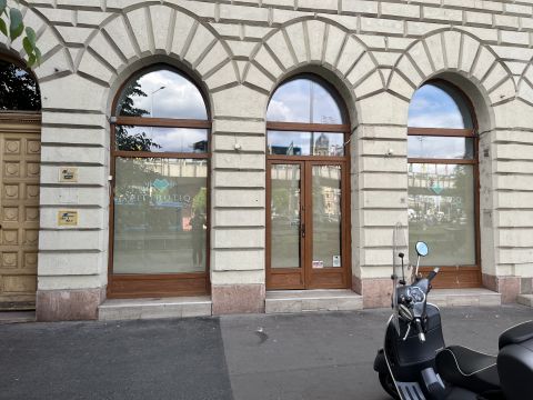 Eladó Üzlethelyiség 1055 Budapest 5. kerület , NYUGATI TÉREN Üzlethelység ELADÓ, Bérbe van adva, 5000 EURO/hó ! Terasz lehetőséggel, 8 m utcai port