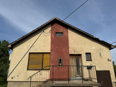 Eladó Ház 7634 Pécs , Nyugati városrészben telek kis házzal eladó. 