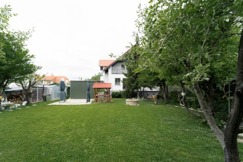 Eladó Ház 1031 Budapest 3. kerület , Aranyhegy sík részén kétgenerációs családi ház nagy udvarral