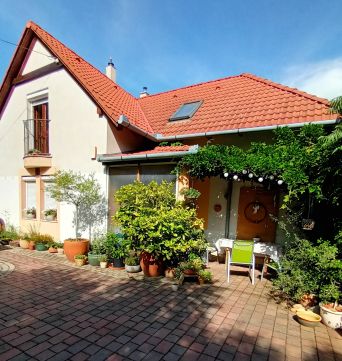 Eladó Ház 7627 Pécs , 'Belvárostól 10 percre-Erdő közeli családi ház csoda kerttel'
