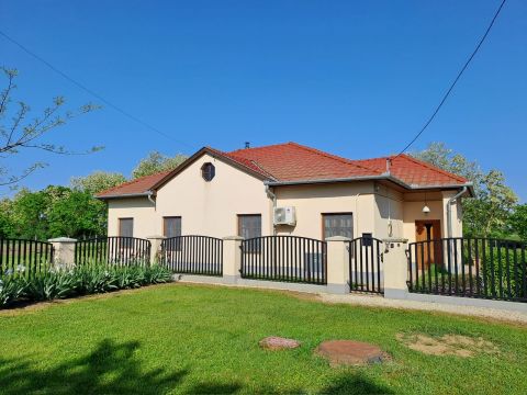 Eladó Ház 5322 Tiszaszentimre Tiszaszentimrén, csendes, nyugodt környezetben családi ház eladó!