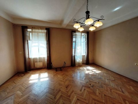 Eladó Lakás 9400 Sopron Várkerülethez közeli utcában eladó első emeleti 56m2-es két szobás lakás