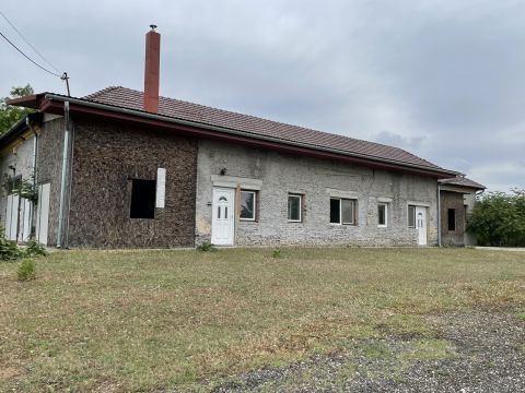 Eladó Mezőgazdasági 6042 Fülöpháza , 3 ha föld gazdasági épülettel