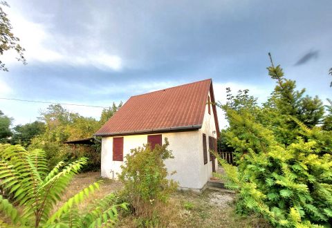 Eladó Ház 8044 Kincsesbánya , 64 m2-es nyaraló közműves telken, gyönyörű panorámával a horgászparadicsom közelében