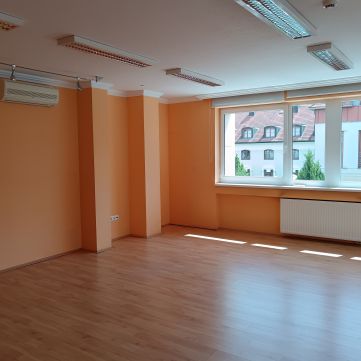 Kiadó Iroda 6000 Kecskemét , Belvárosi panorámás 116 nm-es iroda, irodaházban.