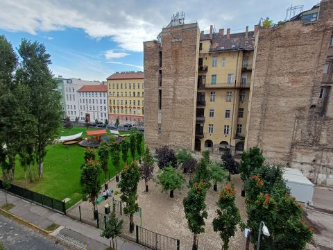 Eladó Lakás 1076 Budapest 7. kerület , Százház utcai parkra néző, magasemeleti, napfényes lakás!