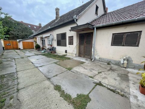 Eladó Ház 6000 Kecskemét A CIFRAPALOTA közelében, rendezett udvarban, felújítandó házrész ELADÓ!