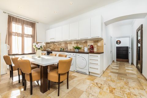 Eladó Lakás 1061 Budapest 6. kerület , Andrássy út - 4. emeleti - exkluzív lakás - airbnb engedéllyel -GK. beállási lehetőség