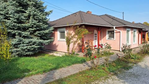 Eladó Ház 8142 Úrhida , Újszerű ikerház
