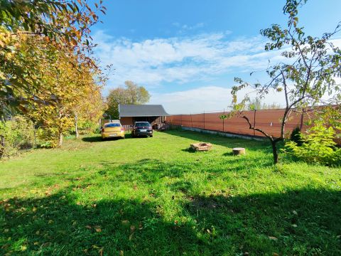 Eladó Ház 8172 Balatonakarattya , ÁRESÉS! Tágas telken szigetelt kis faház