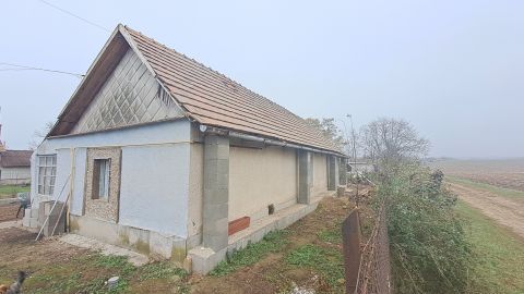 Eladó Ház 2214 Pánd , Pánd - Csendes, aszfaltos utcában, jó környéken