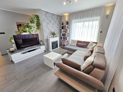 Eladó Ház 2225 Üllő , Csendes luxus, garázzsal, több autóbeállóval és medencével!