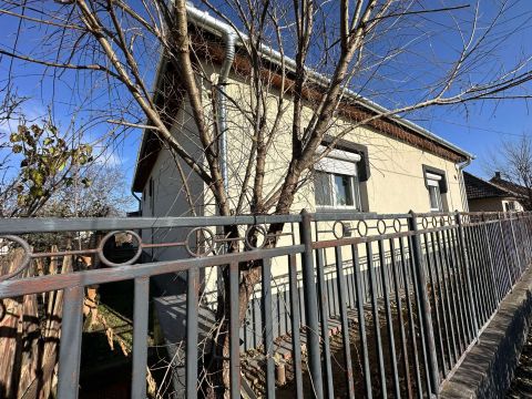 Eladó Ház 2366 Kakucs , Kakucson kétgenerációs családiház eladó.
