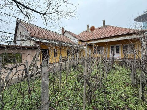 Eladó Ház 2750 Nagykőrös , Nagykőrös belváros közeli utcájában eladó egy 141 m2-es családi ház!