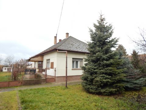 Eladó Ház 8136 Lajoskomárom , Lajoskomáromban három szobás, jó állapotú, tégla családi ház eladó