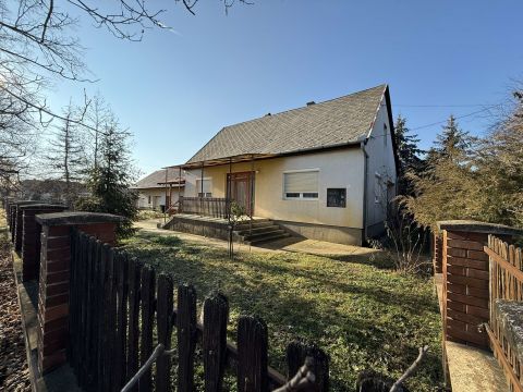 Eladó Ház 6044 Kecskemét Folyamatosan karbantartott SZIGETELT családi ház, nagy melléképülettel!
