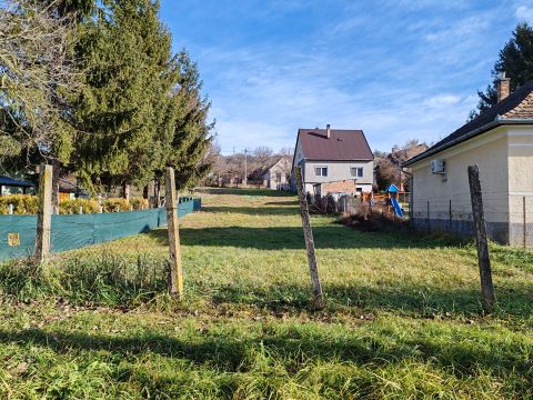 Eladó Telek 8660 Tab Tab csendes környékén, mégis központhoz közel építési telek eladó.