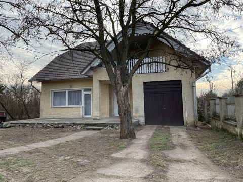 Eladó Ház 2113 Erdőkertes Központhoz közeli csendes utca