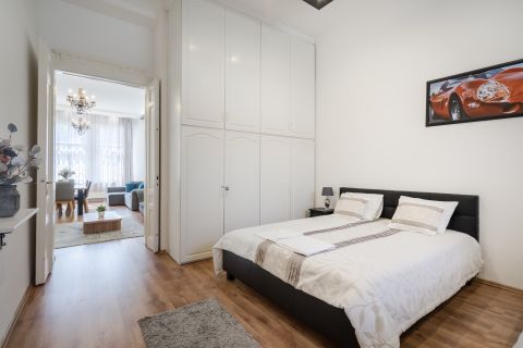 Eladó Lakás 1066 Budapest 6. kerület Zichy Jenő utcában - 3. emeleti, berendezett, airbnb