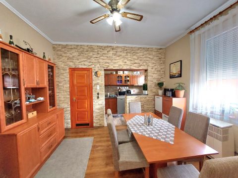 Eladó Ház 8124 Káloz , 68 m2-es, igényesen felújított, TÉGLA, 2 szobás ház