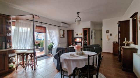 Eladó Lakás 2120 Dunakeszi , Megkímélt állapotú nagyerkélyes lakás 2 kocsibeállóval