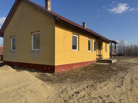Eladó Ház 2765 Farmos , Farmoson központ közelében 3 szoba + nappalis 81 nm-es ház hatalmas telekkel eladó! 