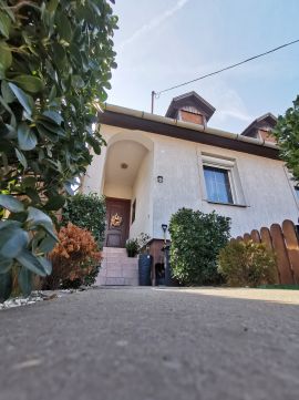 Eladó Ház 6000 Kecskemét , Konyha-étkező + 3 szobás felújított ház (garázs,pince...)