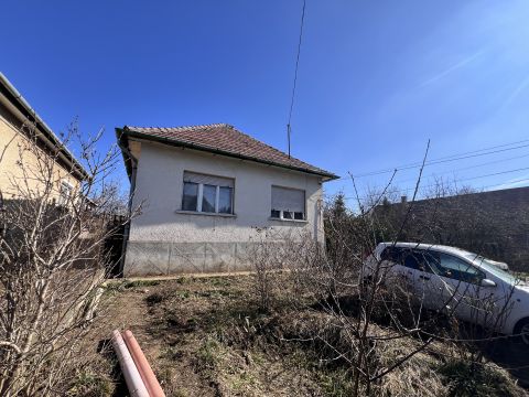 Eladó Ház 1164 Budapest 16. kerület , Cinkotán, 903 nm-es beépíthető telken fekvő családi ház