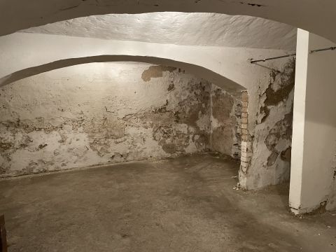 Eladó Tároló/Raktár 9700 Szombathely , Széll Kálmán  Vörösmarty u sarok