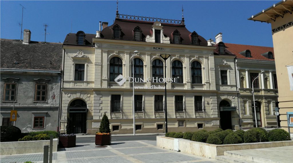 9400 Sopron , Sopron patinás hangulatú Fő terén — 1/17