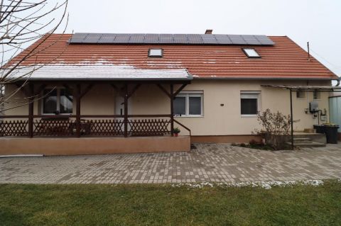 Eladó Ház 2340 Kiskunlacháza , 2340 Kiskunlacháza, Központhoz közel