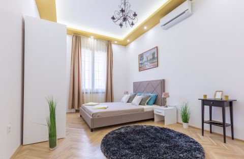 Eladó Lakás 1054 Budapest 5. kerület Zoltán utca , erkély, Dunai panorámával, magas emeleti 
