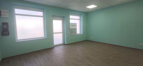 Eladó Üzlethelyiség 1161 Budapest 16. kerület Rákosi úton teljes körűen felújított, 41 m2-es üzlet.