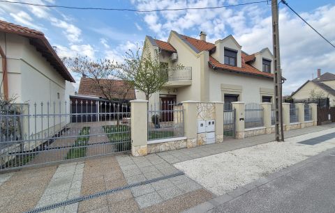 Eladó Ház 6000 Kecskemét , Vacsiközben nappali +4 szobás családi ház, 454nm telken